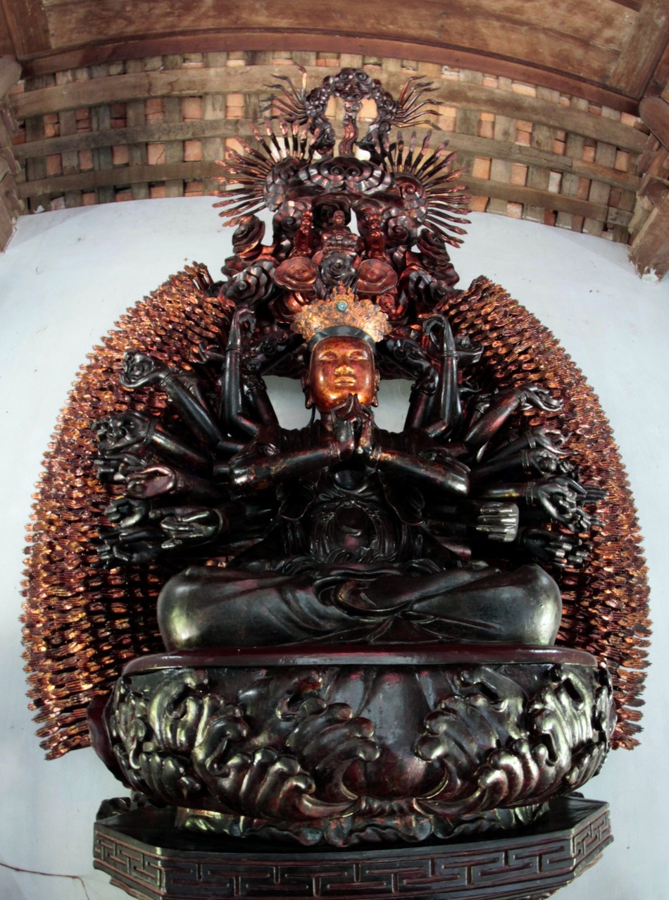 Phật Bà Nghìn mắt nghìn tay chùa Mễ Sở (Hưng Yên) có niên đại đầu thế kỷ XIX. Tượng có tổng chiều cao 2,8m, với 1.014 tay, là pho tượng Phật Bà Nghìn mắt nghìn tay có số lượng tay nhiều nhất trong các pho tượng thuộc dạng thức này tại Việt Nam. Tượng từng bị đánh cắp hai lần vào năm 1988 và 2016 nhưng may mắn đều tìm lại được. Tượng được công nhận Bảo vật quốc gia vào năm 2018. Phật Bà Nghìn mắt nghìn tay chùa Mễ Sở (Hưng Yên) có niên đại đầu thế kỷ XIX. Tượng có tổng chiều cao 2,8m, với 1.014 tay, là pho tượng Phật Bà Nghìn mắt nghìn tay có số lượng tay nhiều nhất trong các pho tượng thuộc dạng thức này tại Việt Nam. Tượng từng bị đánh cắp hai lần vào năm 1988 và 2016 nhưng may mắn đều tìm lại được. Tượng được công nhận Bảo vật quốc gia vào năm 2018.