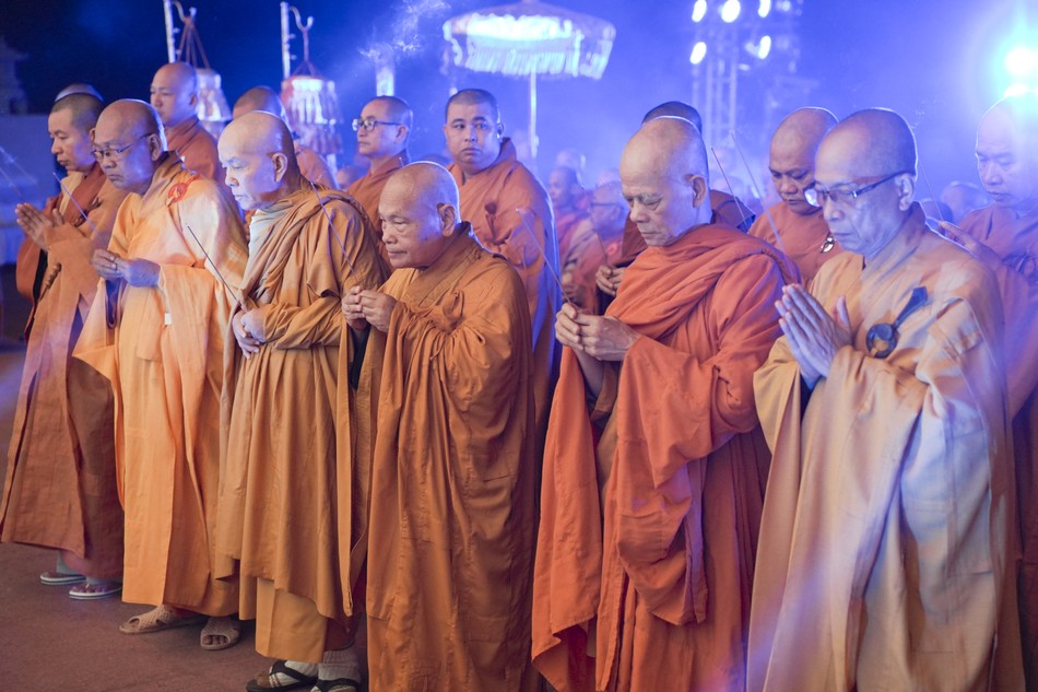 Chư tôn giáo phẩm niêm hương bạch Phật Chư tôn giáo phẩm niêm hương bạch Phật