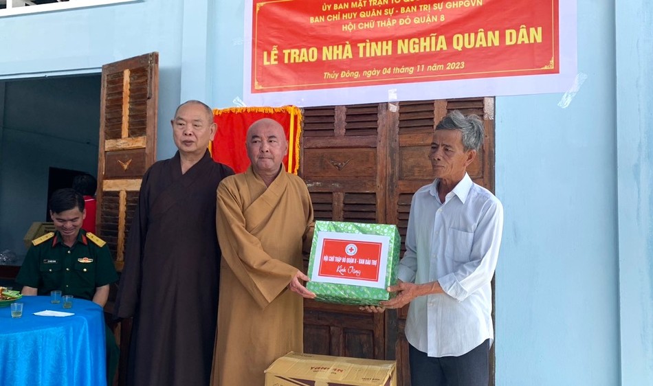 Lễ trao nhà "Tình nghĩa quân dân" tại xã Thủy Đông, H.Thạnh Hóa, Long An Lễ trao nhà "Tình nghĩa quân dân" tại xã Thủy Đông, H.Thạnh Hóa, Long An