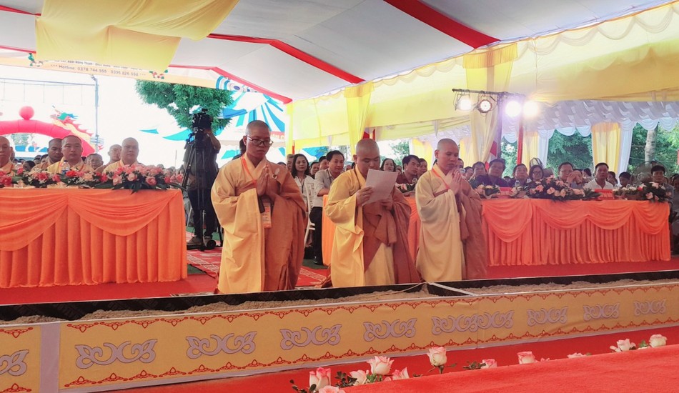 Đại đức Thích Tâm Duệ, tân trụ trì chùa Bốn dâng lời phát nguyện