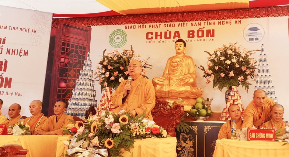 Hòa thượng Thích Thanh Nhiễu ban đạo từ