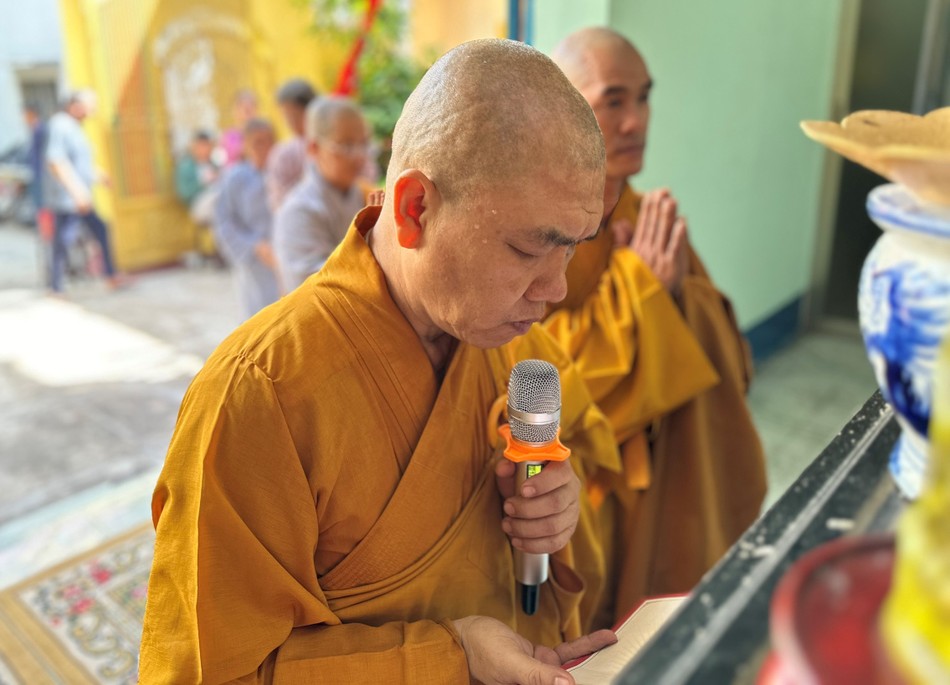 Đại diện môn đồ pháp quyến tác bạch cúng dường trai Tăng