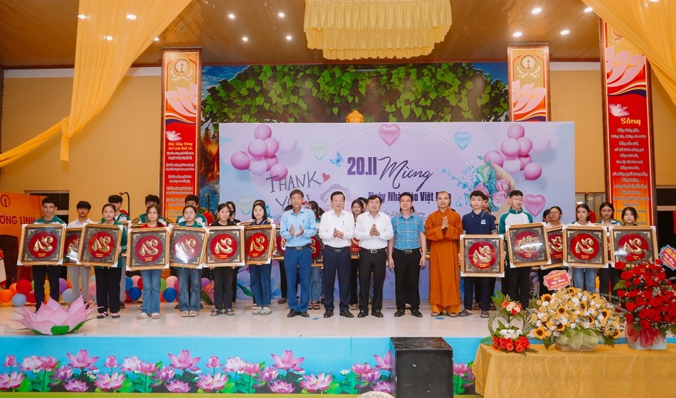 Tặng quà lưu niệm đến các em học sinh giỏi của tỉnh Nghệ An Tặng quà lưu niệm đến các em học sinh giỏi của tỉnh Nghệ An