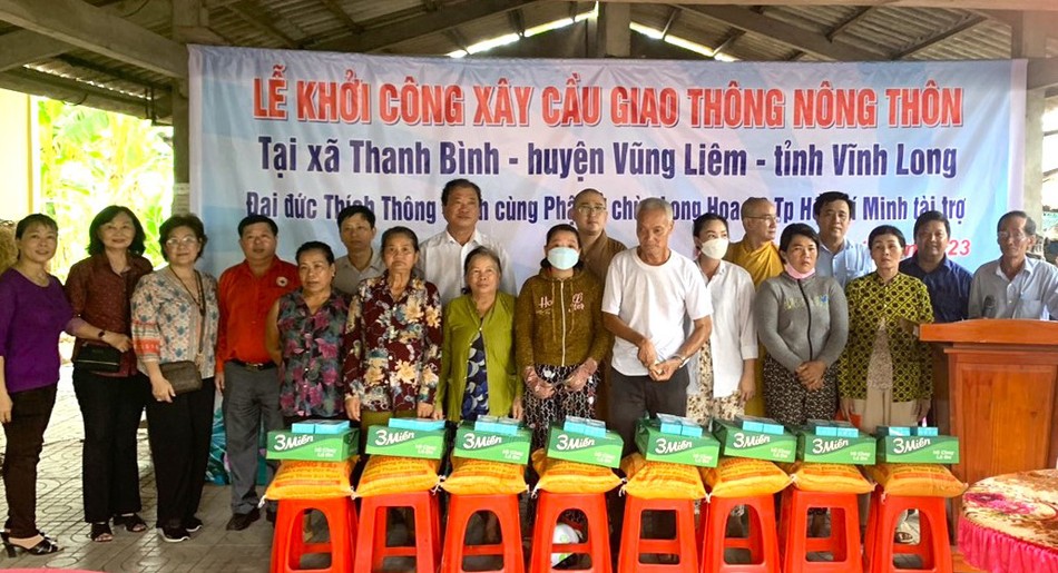 Trao quà đến bà con có hoàn cảnh khó khăn