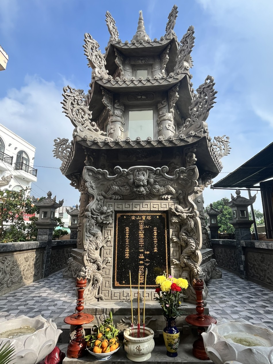 Báo tháp Hòa thượng Thích Thiện Minh trong khuôn viên chùa An Sơn Báo tháp Hòa thượng Thích Thiện Minh trong khuôn viên chùa An Sơn
