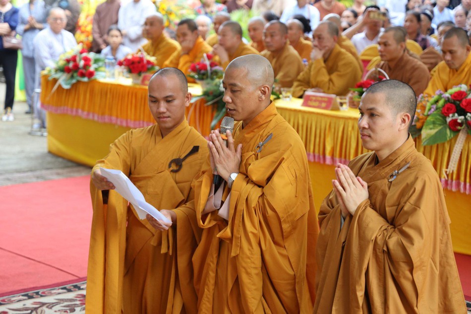 Đại đức tân trụ trì chùa Na Lương dâng lời phát nguyện Đại đức tân trụ trì chùa Na Lương dâng lời phát nguyện