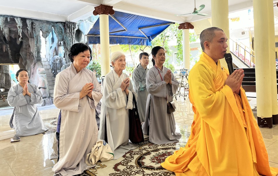 Đại đức Thích Minh Lộc dâng lời tác bạch