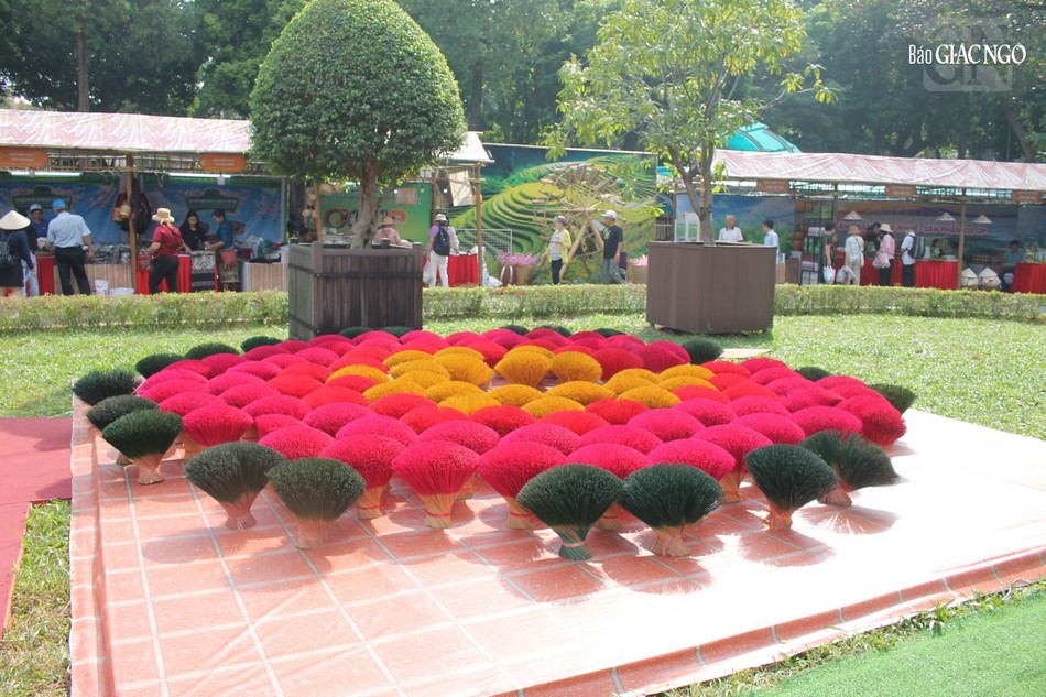 Có 42 tỉnh, thành phố trong cả nước tham gia trưng bày, giới thiệu sản phẩm đặc trưng của các làng nghề, phố nghề truyền thống trong cả nước