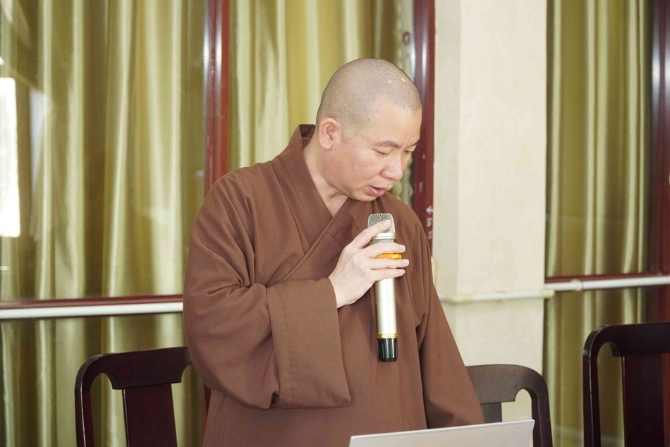 Đại đức Thích Thiện Trí thông qua nội dung phiên họp Đại đức Thích Thiện Trí thông qua nội dung phiên họp