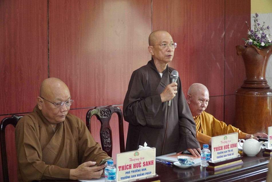 Thượng tọa Thích Huệ Khai đúc kết phiên họp Thượng tọa Thích Huệ Khai đúc kết phiên họp