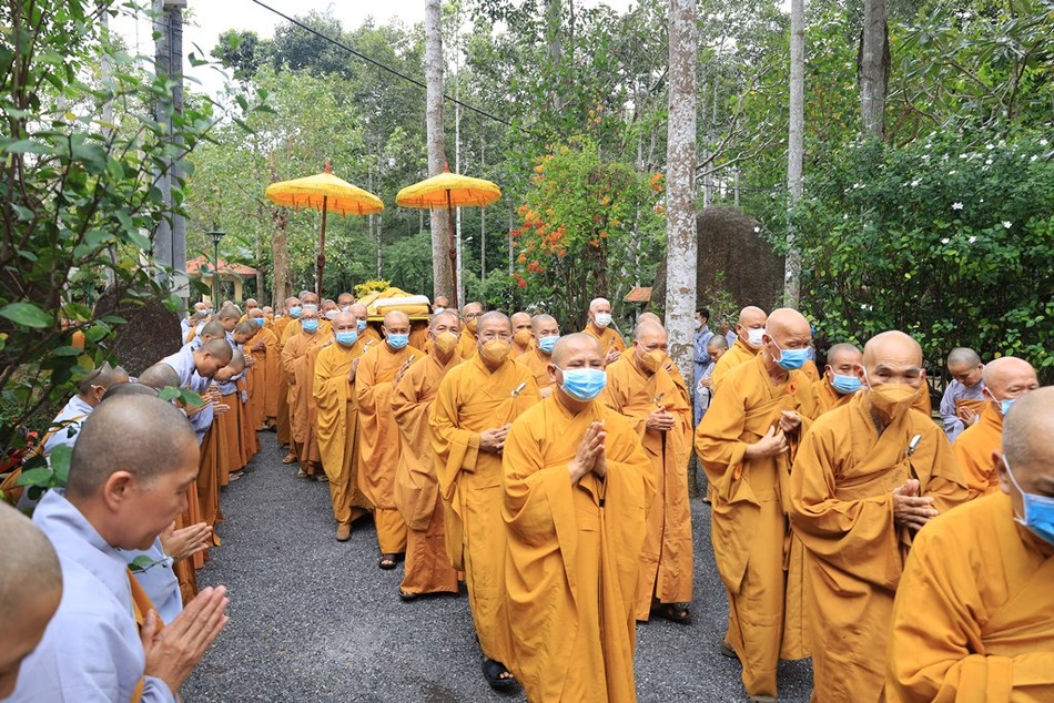 Cung thỉnh nhục thân cố Hòa thượng từ thiền thất đến Giác linh đường