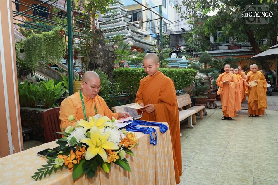 Giới tử Ni hệ phái Khất sĩ làm thủ tục nhập chúng tại điểm truyền giới tịnh xá Ngọc Phương