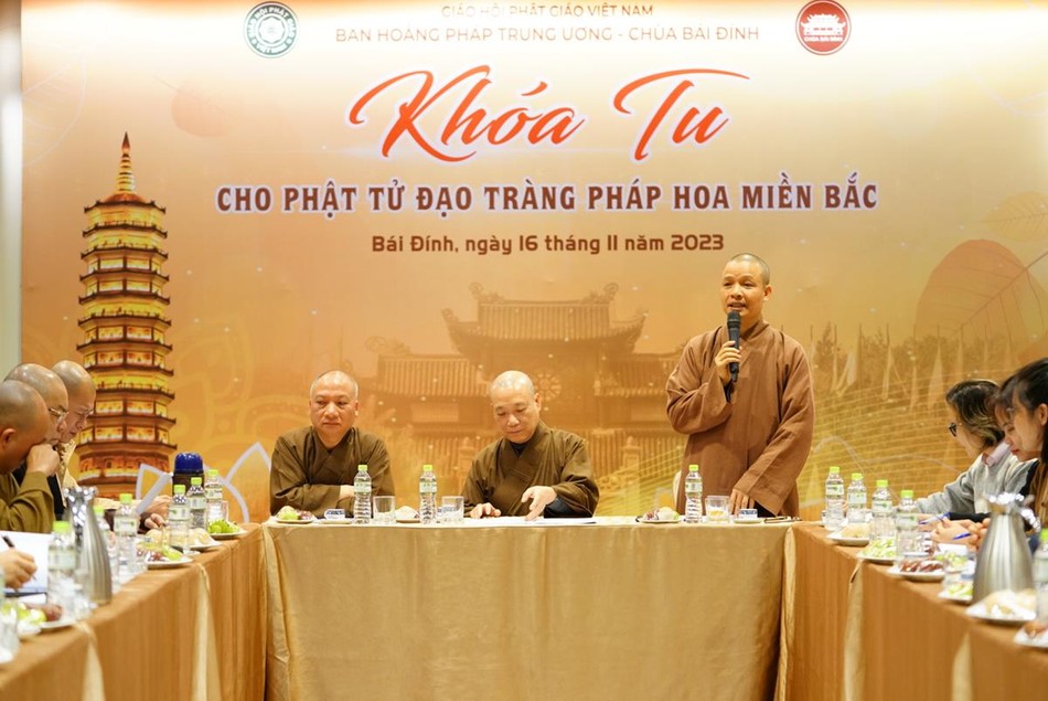 Thượng tọa Thích Minh Quang báo cáo công tác chuẩn bị tại chùa Bái Đính