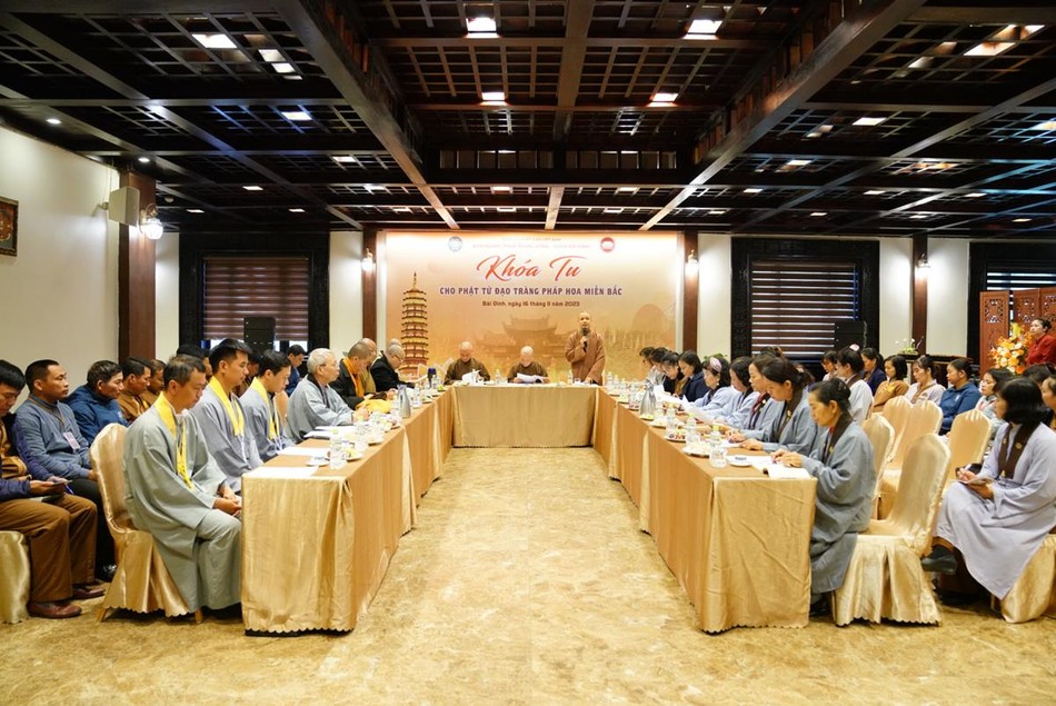 Quang cảnh phiên họp