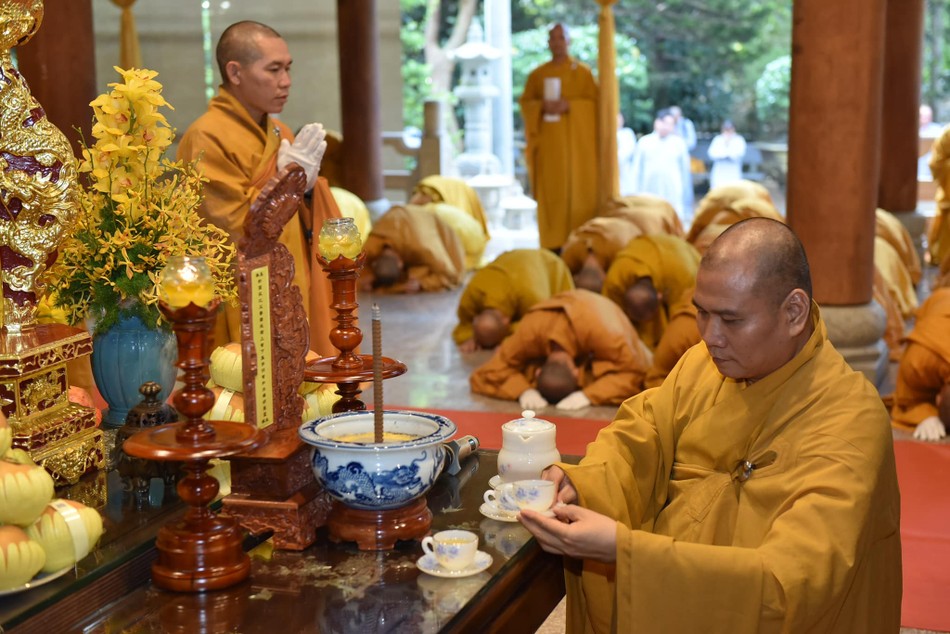 Dâng trà cúng dường Giác linh Hòa thượng