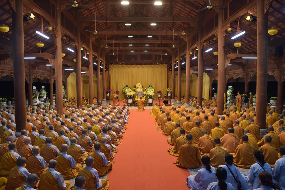 Buổi lễ tưởng niệm tối 17-11 diễn ra trong không khí trang nghiêm, xúc động