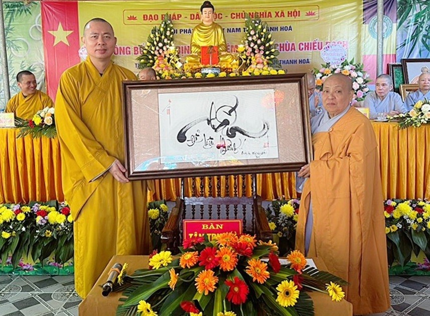 Thượng tọa Thích Tâm Đức tặng quà chúc mừng đến Sư cô tân trụ trì chùa Chiếu Bạch