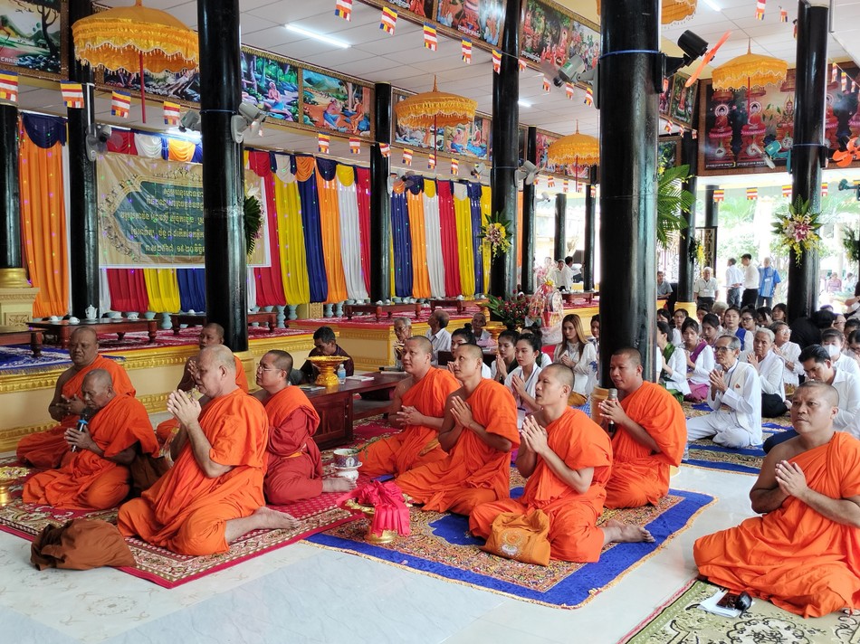 Chư Tăng lễ bái Tam bảo, an vị Phật, tụng kinh cầu an tại trai đường Chư Tăng lễ bái Tam bảo, an vị Phật, tụng kinh cầu an tại trai đường