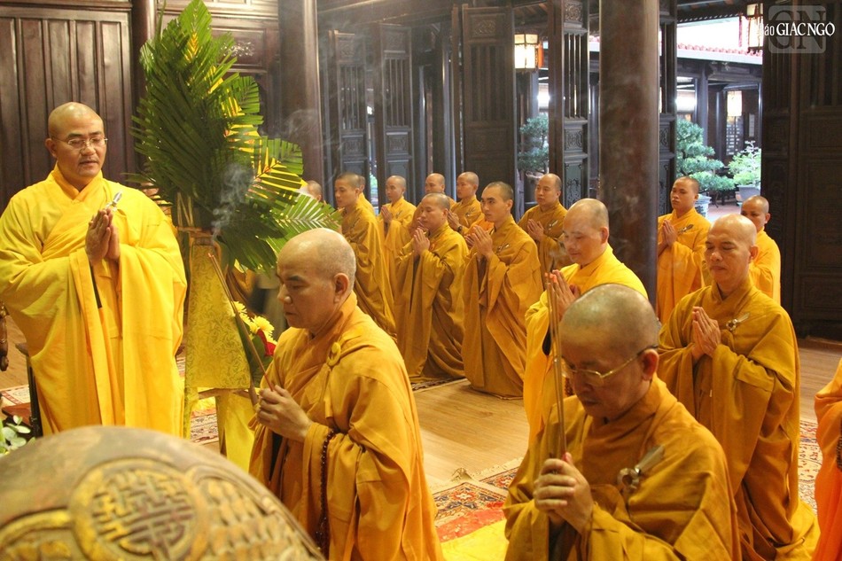 Chư tôn đức Hội đồng Điều hành Học viện Phật giáo VN tại Huế dâng hương đảnh lễ