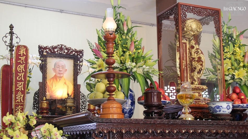 Di ảnh, long vị cố Trưởng lão Hòa thượng Thích Chơn Thiện