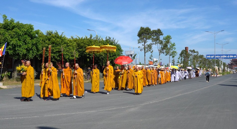 Chư Tăng Ni, Phật tử cung nghinh xá-lợi Phật Chư Tăng Ni, Phật tử cung nghinh xá-lợi Phật