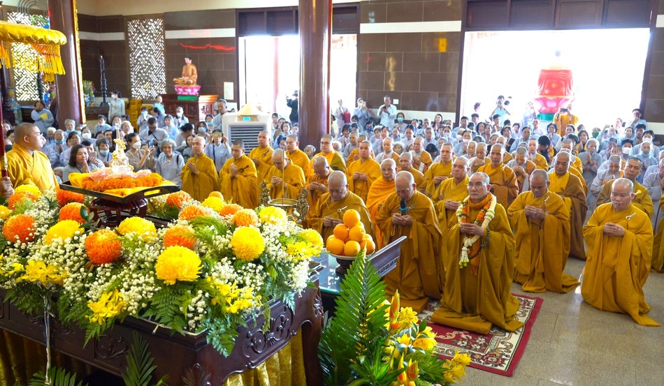 Chư tôn đức Tăng Ni, Phật tử niêm hương, đảnh lễ Chư tôn đức Tăng Ni, Phật tử niêm hương, đảnh lễ