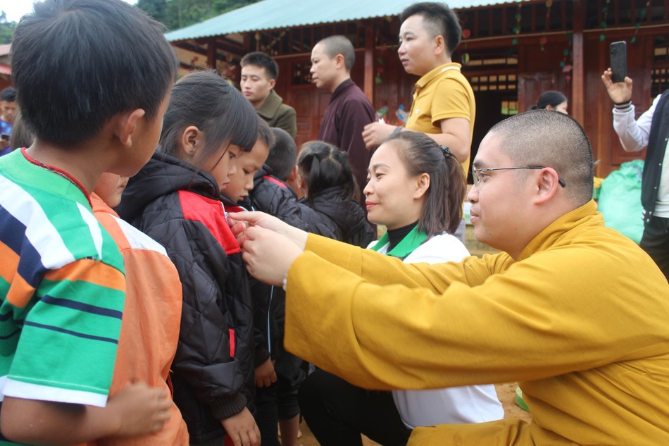 Đại đức Thích Bản Hoài, trụ trì chùa Bồng Hinh trao áo ấm cho các em tại điểm trường bản Mùa Xuân Đại đức Thích Bản Hoài, trụ trì chùa Bồng Hinh trao áo ấm cho các em tại điểm trường bản Mùa Xuân