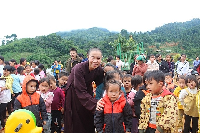 Sư cô Thích Đàm Ngoan bên các em nhỏ Sư cô Thích Đàm Ngoan bên các em nhỏ