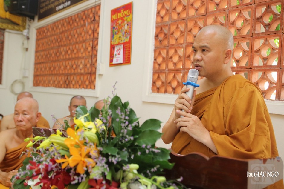 Thượng tọa Giác Hoàng báo cáo công tác tổ chức