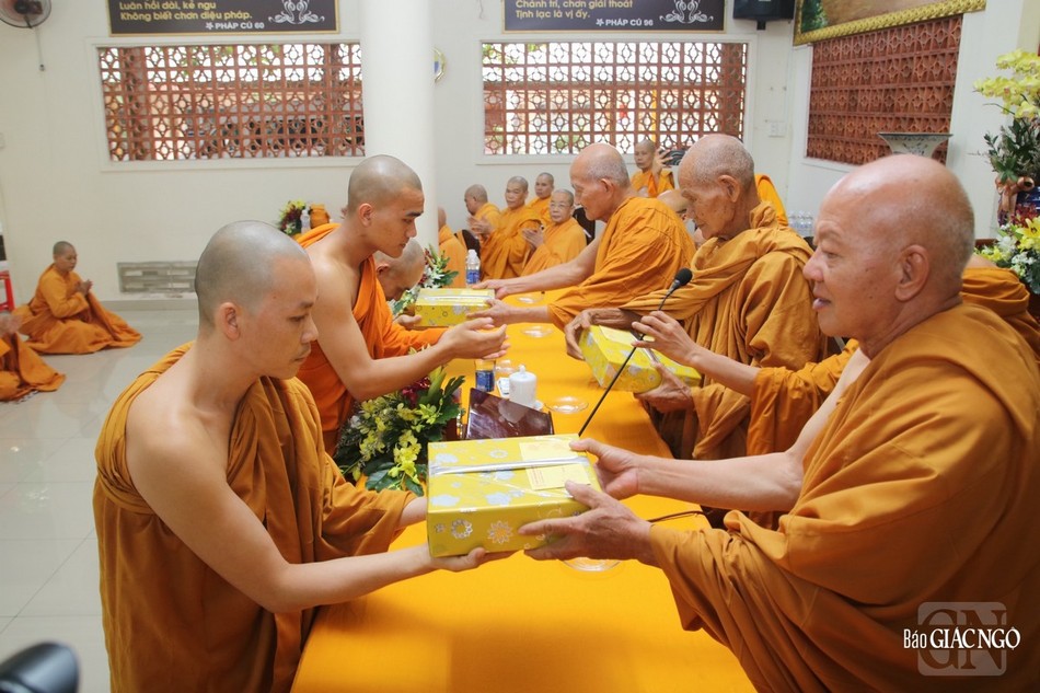 Trao phần thưởng đến các giới tử Tăng xuất sắc