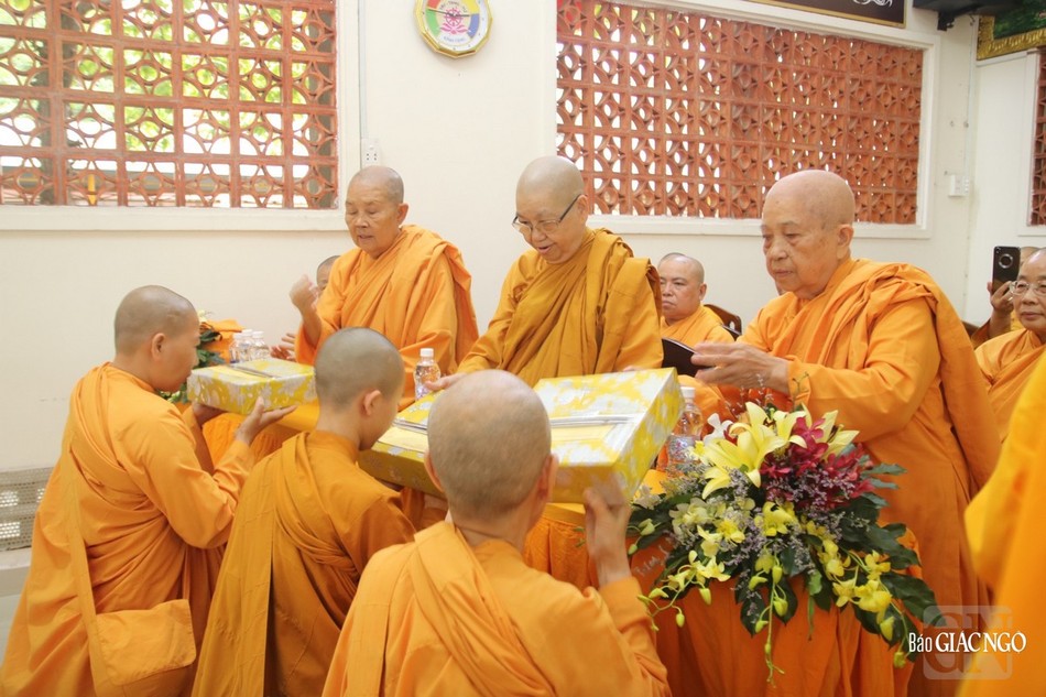 Những phần quà khích lệ tinh thần dành cho các giới tử Ni