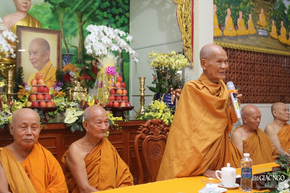 Trưởng lão Hòa thượng Giác Tường sách tấn các giới tử