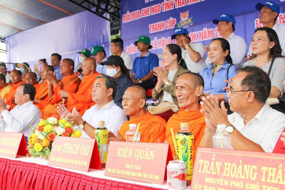 Chư Tăng và lãnh đạo tham dự khai mạc Giải đua ghe ngo mừng Lễ hội OK Om Bok năm 2023 Chư Tăng và lãnh đạo tham dự khai mạc Giải đua ghe ngo mừng Lễ hội OK Om Bok năm 2023