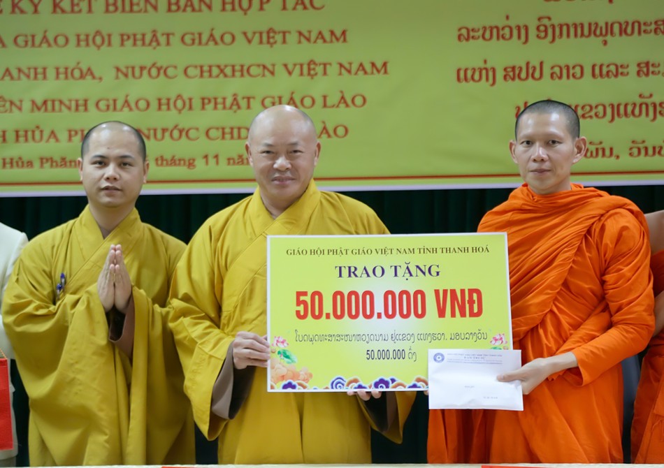 Ban Trị sự GHPGVN tỉnh Thanh Hóa trao tặng 50 triệu đồng đến Liên minh Phật giáo Lào tỉnh Hủa Phăn Ban Trị sự GHPGVN tỉnh Thanh Hóa trao tặng 50 triệu đồng đến Liên minh Phật giáo Lào tỉnh Hủa Phăn