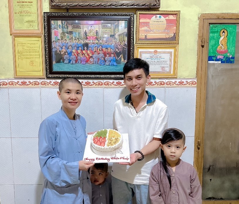 Trọng đón nhận phần quà bất ngờ trong ngày sinh nhật của mình từ Sư cô Trung Hiếu, trụ trì chùa Tân Phước, tỉnh Long An, khi chụp ảnh cho nhà chùa Trọng đón nhận phần quà bất ngờ trong ngày sinh nhật của mình từ Sư cô Trung Hiếu, trụ trì chùa Tân Phước, tỉnh Long An, khi chụp ảnh cho nhà chùa