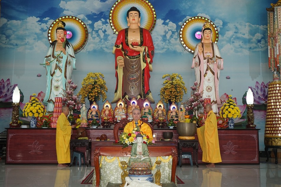 Thượng tọa Thích Thông Đạo truyền giới Bát quan trai