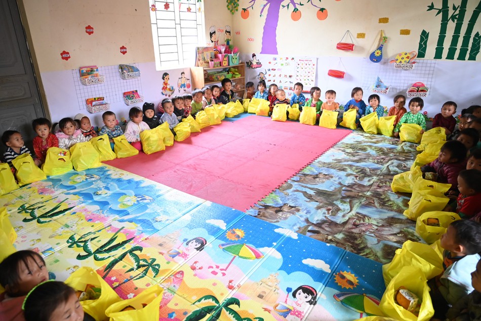 Các bé Trường Mầm non Tìa Sính nhận quà Các bé Trường Mầm non Tìa Sính nhận quà