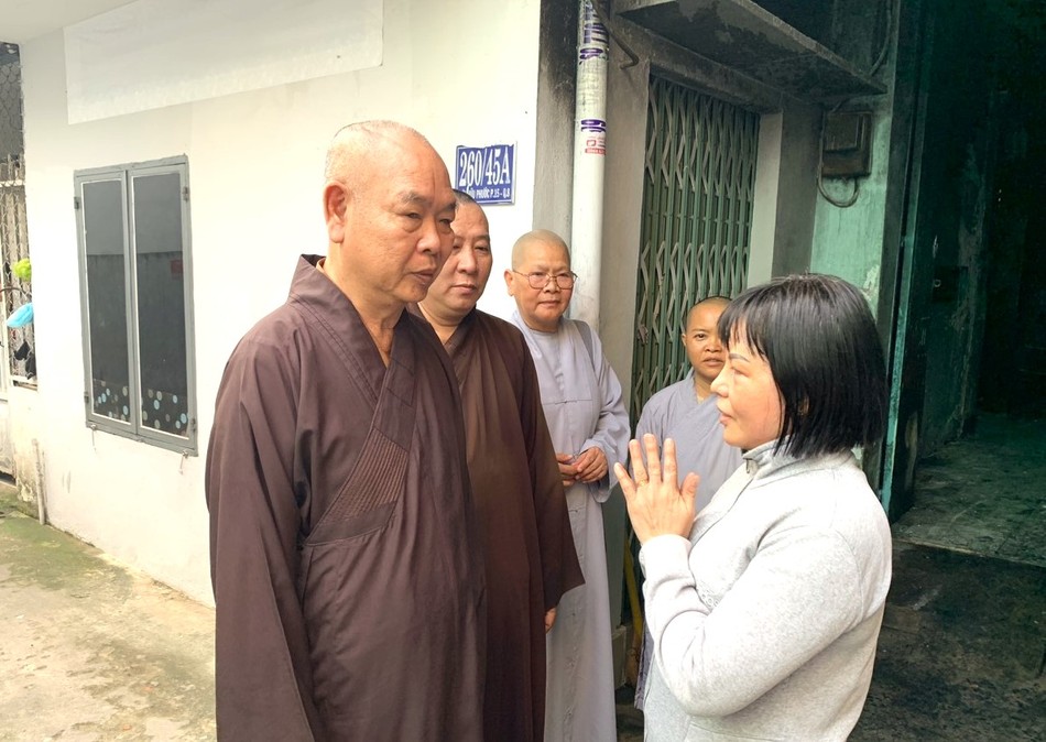 Chư tôn đức động viên gia đình cố gắng vượt qua nỗi đau Chư tôn đức động viên gia đình cố gắng vượt qua nỗi đau