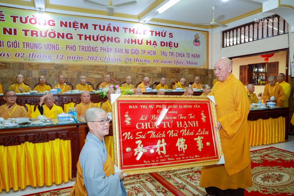 Đại diện Ban Trị sự GHPGVN Q.Bình Tân tặng khánh vàng chúc mừng Ni sư tân trụ trì chùa Từ Hạnh