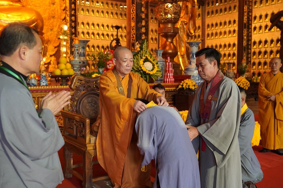 Hòa thượng Thích Bảo Nghiêm trao y cho các Phật tử