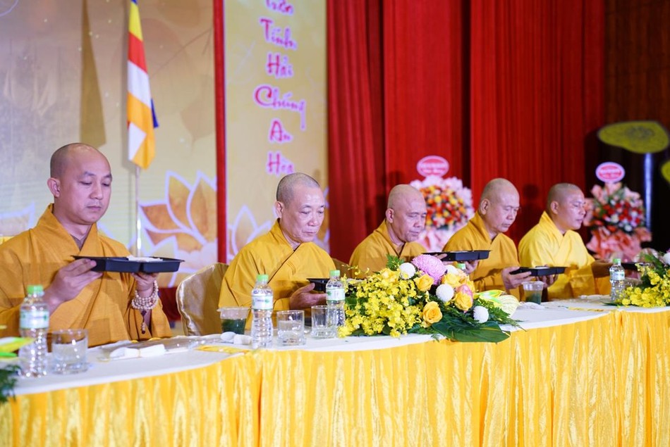 Chư tôn đức hướng dẫn đại chúng dùng cơm trong chánh niệm