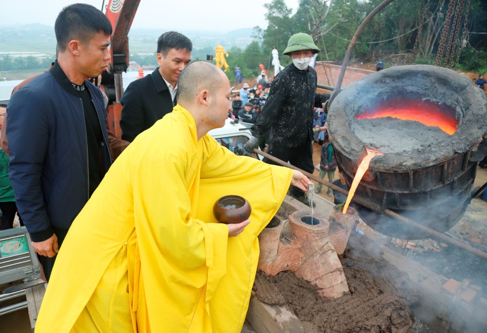 Đại hồng chung có trọng lượng 1,2 tấn do nhóm nghệ nhân đến từ tỉnh Nam Định chế tác Đại hồng chung có trọng lượng 1,2 tấn do nhóm nghệ nhân đến từ tỉnh Nam Định chế tác