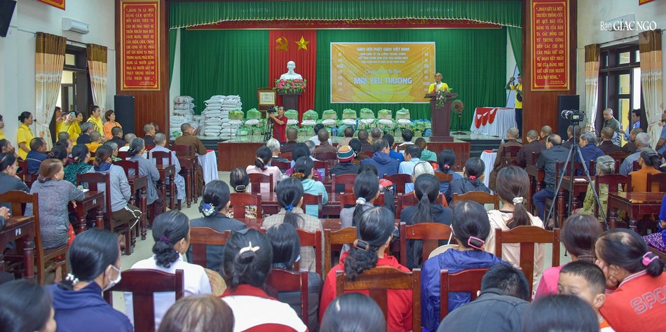 Chương trình từ thiện &quot;Mãi yêu thương&quot; tại Huế trao tặng 1.000 phần quà đến người dân bị ảnh hưởng bởi lũ lụt trên địa bàn ngày 3-12