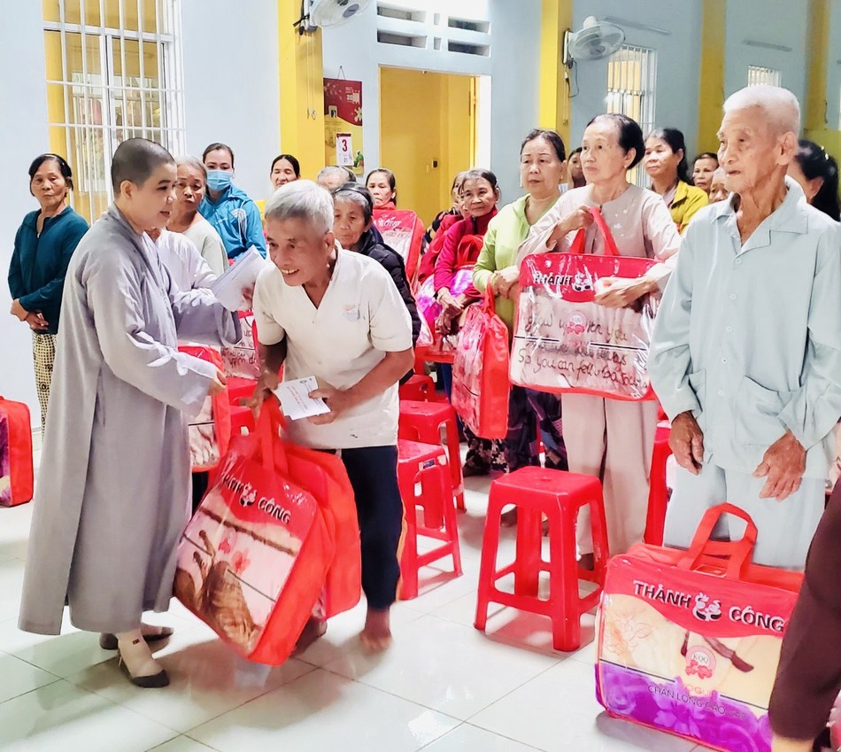 Chư Ni chùa Bảo Quang tặng quà đến người dân Chư Ni chùa Bảo Quang tặng quà đến người dân