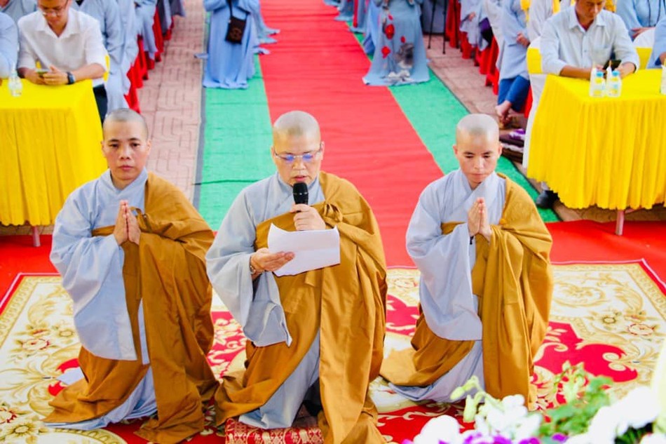 Sư cô Thích nữ Chúc Hương, tân trụ trì chùa Minh Đức dâng lời phát nguyện