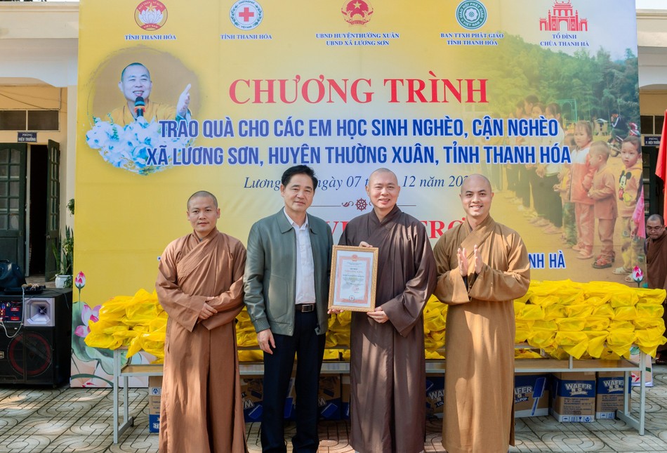 Lãnh đạo H.Thường Xuân trao Bằng ghi nhận tấm lòng vàng Lãnh đạo H.Thường Xuân trao Bằng ghi nhận tấm lòng vàng