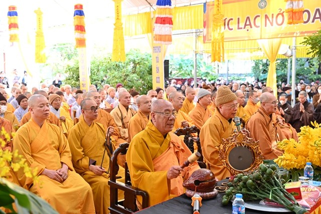 Chư tôn đức cử hành khóa lễ tụng kinh cầu siêu Chư tôn đức cử hành khóa lễ tụng kinh cầu siêu