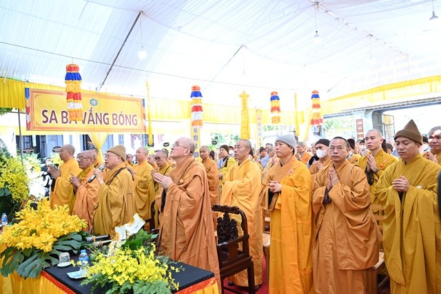 Chư tôn đức Tăng Ni dâng hương và dành một phút nhập từ bi quán tưởng niệm cố Ni sư Thích Diệu Thụy Chư tôn đức Tăng Ni dâng hương và dành một phút nhập từ bi quán tưởng niệm cố Ni sư Thích Diệu Thụy