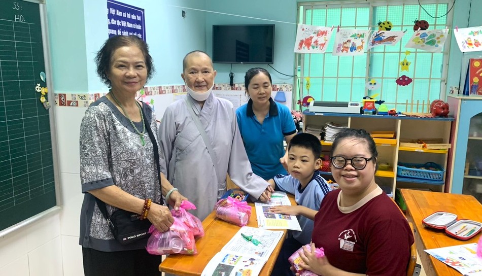 Trao quà đến các em ở Trường Giáo dục chuyên biệt Tương Lai (P.Tân Định, Q.1) Trao quà đến các em ở Trường Giáo dục chuyên biệt Tương Lai (P.Tân Định, Q.1)