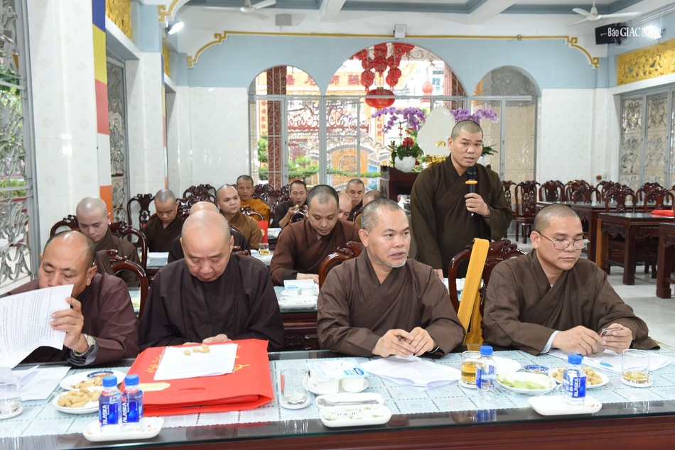 Chư Tăng tham dự phiên họp Chư Tăng tham dự phiên họp